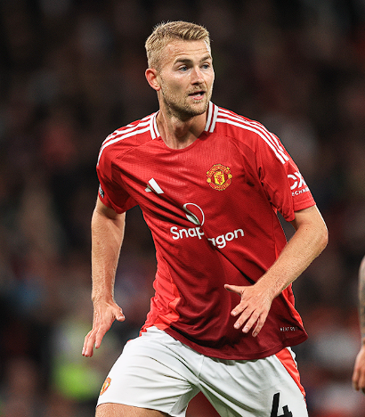 曼聯(lián)謹(jǐn)慎應(yīng)對德里赫特背傷：穩(wěn)步康復(fù)待王者歸來